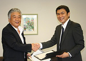 業務提携契約を締結した田中茂治日本アクセス社長（左）と、儀間仁ジーマ社長
