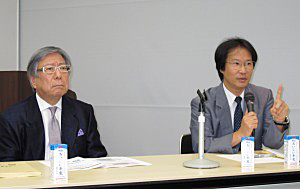 （左から）折茂肇学長と、上西一弘教授