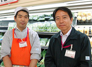 松本英一店長（右）と、長田英樹農産主任