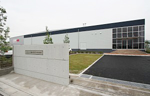 10年9月に竣工したエスフーズ東京営業所・関東ミートセンター。工場見学も受け付けている