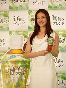 日本コカ・コーラ、「爽健美茶」新キャンペーンイベント開催 CMに武井