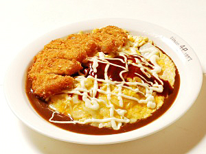 「野菜玉子カツカレー」（750円）。カレー、薄焼き卵、特製ソース、マヨネーズが絶妙にマッチ！トッピングは豚カツ、クリームコロッケを人気筆頭に15種類