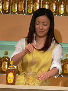 サントリー酒類 角ハイボール Tvcm第2章スタート 菅野美穂が新米店主を熱演 日本食糧新聞電子版