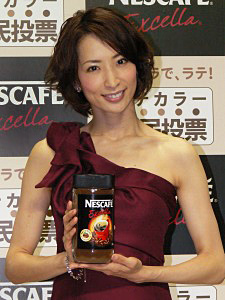 ネスレ日本 ネスカフェ エクセラ 5色のラテで国民投票 Cmの真飛聖がpr 日本食糧新聞電子版