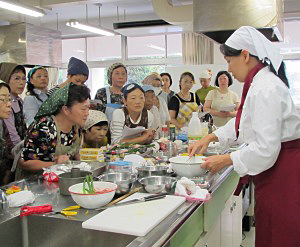 昭和学院短期大学 月1回の健康講座開催 10月はケーク サレなど手軽に作れるおやつの実習 日本食糧新聞電子版