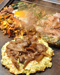 メニュートレンド 定番ではなく鶏肉をお好み焼きに お好み焼 浪花屋 福 日本食糧新聞電子版