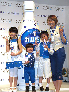カルピス カルピス 新cm放映 新容器 ピースボトル を笑顔でpr 日本食糧新聞電子版