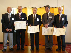 （左から）守田勝昭新会長、表彰された上島達司氏、長谷川浩一氏、永田浩平氏（代理）、生田博司氏