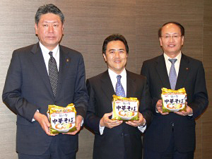「麺の力」をアピールする井田純一郎サンヨー食品社長（中央）と、杉村壽哉常務（右）、水上幸重サンヨー食品販売社長
