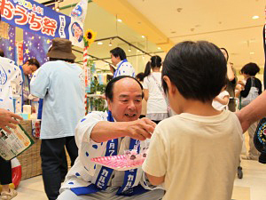 山田藤男社長も店頭に立ち、「カルピス」をシロップにしたフルーツ載せかき氷を子どもたちに自ら配布。食べ方の広がりを提案した