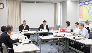 検討会は寺田雅昭座長以下、委員9人、研究員6人の有識者らで構成