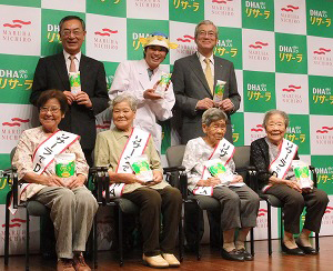 ぎんさん4姉妹（前列）と、後列左から久代敏男マルハニチロホールディングス社長、さかなクン、坂井道郎マルハニチロ食品社長