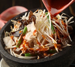 もやし料理の王道 革新的なモヤシ炒め登場 くろっぺが一番 ゴールデンマジック 山本勇太社長 日本食糧新聞電子版