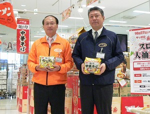 店頭に立ち「麺の力」をアピールする水上幸重社長（右）と、杉村壽哉常務