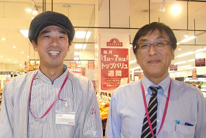 西田茂樹店長（右）と、古田賢士農産主任