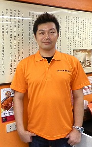 念願の「金沢カレー」タイ1号店をオープンさせた後藤俊行さん＝バンコク・スクンビット地区で小堀晋一が10月14日写す