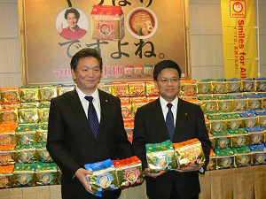 「マルちゃん正麺」発売一周年会見で小畑一雄社長（左）と、今村将也常務