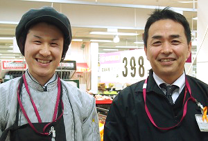 奥盛宏店長（右）と、鈴木洋一郎農産主任