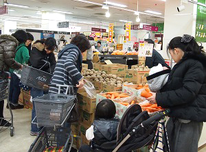 天王町店「火曜市」名物ダンボール野菜が大人気