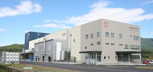 JR飯田線・駒ヶ根駅から車で約10分、天竜大橋近くに位置する日進乳業アルプス工場