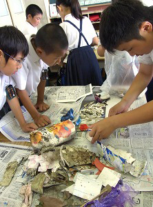 散乱ゴミの分析に取り組む今津小学校の児童たち