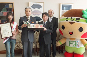 福田富一栃木県知事（左から2人目）を表敬訪問したミス納豆と全納連関係者
