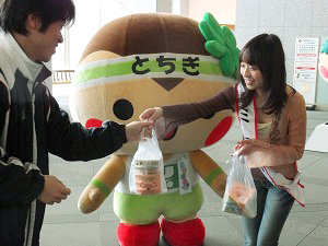 栃木県内製造の納豆を無償配布し、魅力をPR