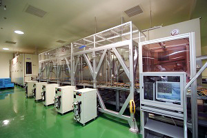 国内菓子工場でのピッキングロボットの活用例－ビスケットの供給工程で活躍中