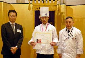左から阪東明執行役員、神戸宏文さん、全日本司厨士協会の大西元年理事長