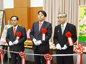 左から加治屋義人農水副大臣、林芳正農水大臣、小川廣男東京海洋大学副学長がテープカット