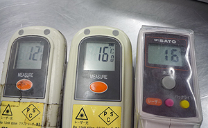 （写真2）工場内の全ての温度計が正確に作動しているか確認