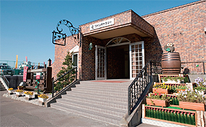 ワインギャラリーも併設した北海道ワイン本社・工場。工場は山の斜面を利用して半地下式になっている