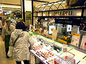 和洋さまざまな惣菜・弁当がセルフで買える「SELF DELI」コーナー