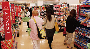 トップバリュ商品が並ぶ売り場（イオン葛西店〈東京都江戸川区〉、13年5月撮影）