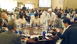 登録決定に期待を抱き10日、東京・文京区のホテル椿山荘東京で開かれた「日本料理文化博覧会」の「和食の未来に向けて 賞味会」では、京都料理芽生会の料理人精鋭20人が上京、会席料理を参加者に振る舞った