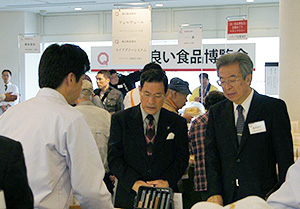 会場を見まわる上田清大和郡山市長（中）と良い食品づくりの会の井出民生会長（右）