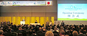 開会式には秋篠宮さまをお迎えし、田中要サミット組織委員会委員長の大会宣言でワールドデイリーサミットが開幕した
