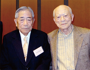 来場者最高齢、95歳の土谷義則さん（右）と百寿会・日比孝吉会長