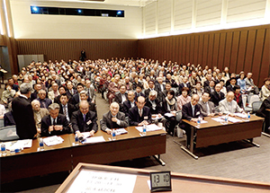 来場者であふれんばかりの会場