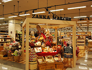 改装したフランテに導入した直営の「雑貨マルシェ」。女性客に人気で店舗全体の売上げも好調