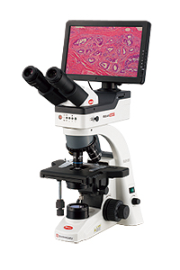 顕微鏡と液晶モニターが一体型となったタイプ。現在は顕微鏡でのぞいた世界をフルハイビジョン（1080ピクセル）の高精細な映像で出力・記録することができる