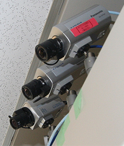 床から2.4mの高さに設置した3種類のカメラ。向かって右が高解像度（130万画素）デジタルカメラ、真ん中がVGA（30万画素）デジタルカメラ、左がアナログ（NTSC）カメラ。