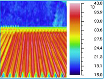 写真　サーモグラフィーで見る夏場の折板屋根。最も高い部分では、72℃あった