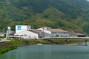 豆腐の基幹工場で24 時間稼働の阿南食品工場