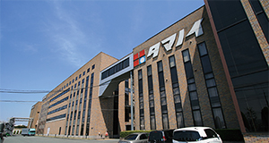 西名阪自動車道と大和中央道の交差地点、大和まほろばスマートIC近くに位置するタマノイ酢本社工場。れんが張りの外壁で、中央研究所も併設されている