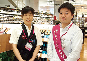リカーショップ店長・リカーアドバイザーの金坂さん（右）とワインアドバイザーの吉田さん