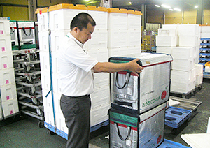 ドサットの商品は大型の保冷容器、通常の宅配用は発泡スチロール製の容器に入れる（宅配センター「川崎新城センター」）