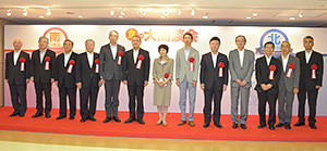 4日の開会式には高橋はるみ北海道知事を中央に、北と南、それぞれの主催者、来賓者が参列した