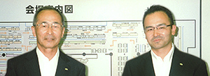会場入口で久世健吉社長（左）と、久世真也副社長