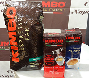 「キンボ」コーヒーパッケージ（業務用豆（左）、小売用粉2品）